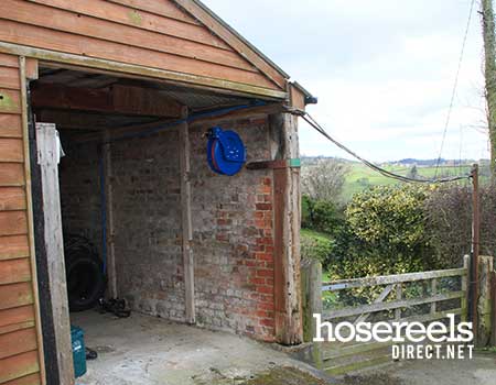 Compressed air hose reel wall mounted in a garage